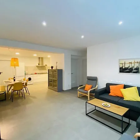 70 M2, Cerca De La Playa, Apto Minusvalidos. *