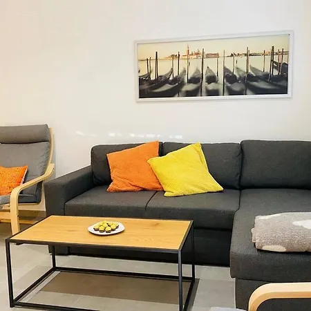70 M2, Cerca De La Playa, Apto Minusvalidos. * Roses